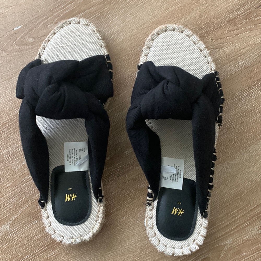 Women’s H&M sandals in black size 9. Great condition